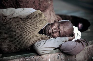 Varanasi Hindistan - 2013, Şubat 09: Varanasi şehrinde sokağın kenarında yatan yaşlı bir adam