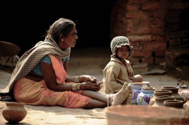 Varanasi Hindistan - 2013, Şubat 09: Yerde oturan kadın ve çocuklar Varanasi kentinin dışında buluştu.