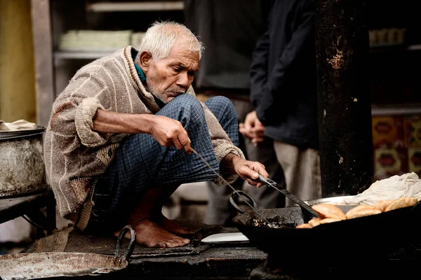 Varanasi Indie 2013 Únor Starý Muž Vaří Jídlo Prodej Ulici — Stock fotografie