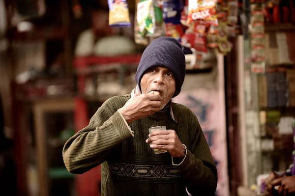 Varanasi India 2013年2月9日 一名男子站在Varanasi市的市场上吃早餐 — 图库照片