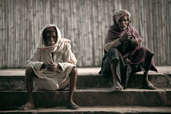 Varanasi India 2013 Feb Dos Ancianos Sentados Las Escaleras Ciudad — Foto de Stock