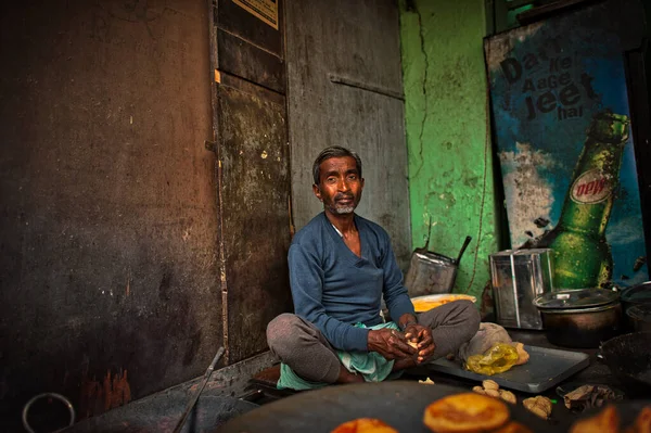 Varanasi Indie Únor 2013 Muži Dělají Mouku Vařit Indické Jídlo — Stock fotografie