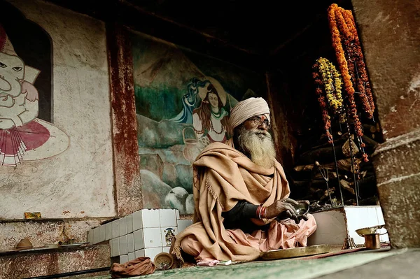 Varanasi Inde 2013 Février Prêtre Était Assis Dans Rituel Religieux — Photo