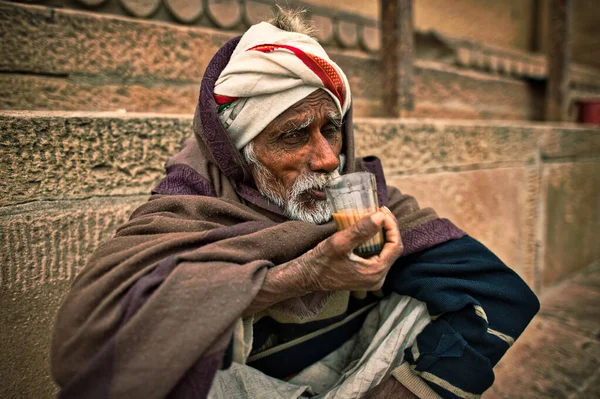 Varanasi India Gennaio 2013 Vecchio Indiano Stava Bevendo Caffè Fiume — Foto Stock