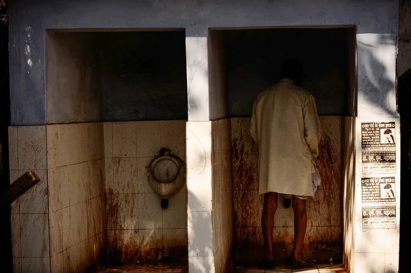 Varanasi India March 2013 Muži Používají Toalety Pro Muže Kteří — Stock fotografie