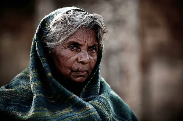 Varanasi India March 2013 Old Women Dressed Traditional Clothing Sitting — Stock Photo, Image