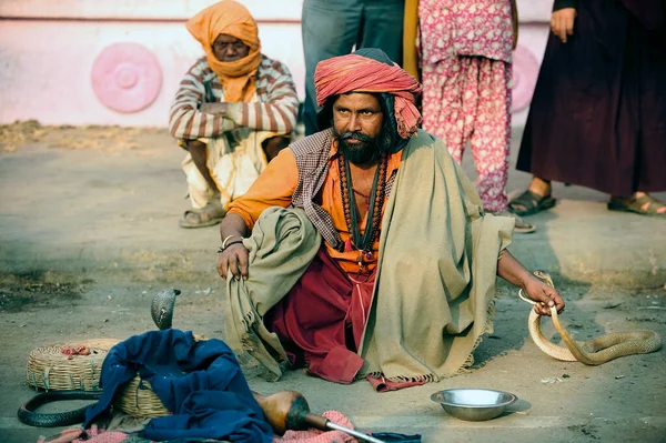 Varanasi India 2013年2月8日 男子开始表演 在市场上与蛇玩耍 — 图库照片