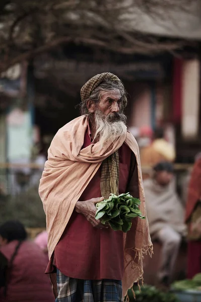 Varanasi Indie 2013 Únor Starší Muž Kráčí Drží Zeleninu Trhu — Stock fotografie