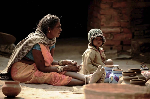 Varanasi India 2013 February Women Children Sitting Floor Meet City — 图库照片