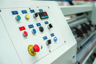 Kesme makinesi kütle çekimi kontrol paneli plastik filmle kullanılır.