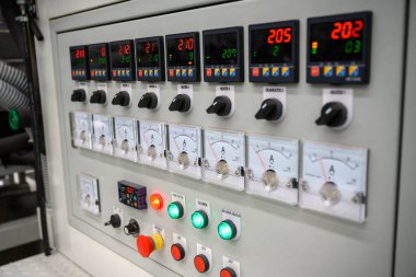 Poşet üretmek için plastik film yapma makinesinin elektrik kontrol paneli ve dijital sıcaklık kontrolü.