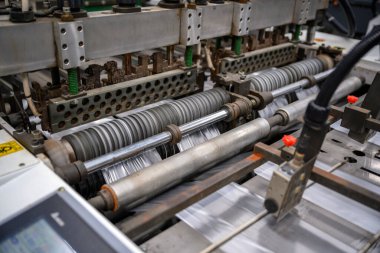 Isı yalıtımlı ve yüksek hız torbalı alışveriş torbası yapma makinesi çalışıyor. Uzun zamandır kullanılıyor ve eski bir durumu var. Dünyayı ve çevreyi kurtarma kavramında.