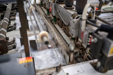 Isı yalıtımlı ve yüksek hız torbalı alışveriş torbası yapma makinesi çalışıyor. Uzun zamandır kullanılıyor ve eski bir durumu var. Dünyayı ve çevreyi kurtarma kavramında.