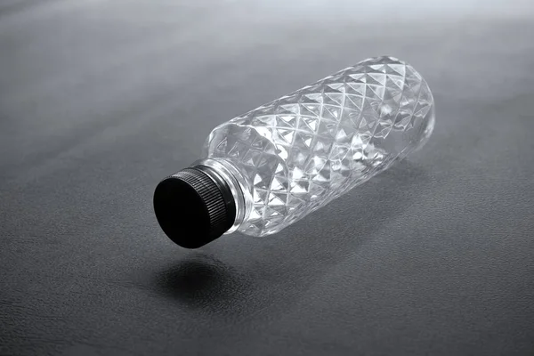 空的Pet塑料水瓶被布置成一些黑色的背景 晶莹瓶的水晶图案在环保循环利用的概念中 — 图库照片