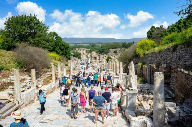 Pamukkale / Türkiye - 29 Nisan 2019: Türkiye 'nin Pamukkale kentindeki antik Hierapolis kentinde, MÖ 2200 yılında inşa edildiği için çok sayıda turist yürüyor. Kral II. Eunces döneminde.
