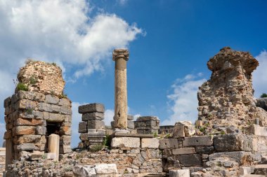 Pamukkale 'deki antik Hierapolis kentinin kalıntıları, yaklaşık 2200 yıllık, çünkü M.Ö.' de inşa edilmiş. Kral 2. Eunces döneminde burası Türkiye 'nin önemli ve popüler bir turizm beldesidir..