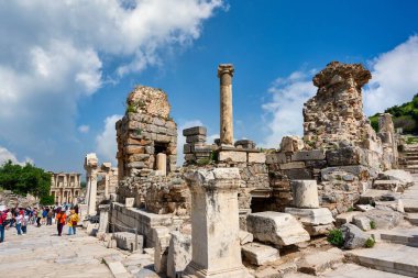 Pamukkale / Türkiye - 29 Nisan 2019: Türkiye 'nin Pamukkale kentindeki antik Hierapolis kentinde, MÖ 2200 yılında inşa edildiği için çok sayıda turist yürüyor. Kral II. Eunces döneminde.