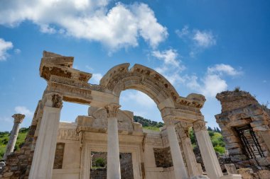 Pamukkale 'deki antik Hierapolis kentinin kalıntıları, yaklaşık 2200 yıllık, çünkü M.Ö.' de inşa edilmiş. Kral 2. Eunces döneminde burası Türkiye 'nin önemli ve popüler bir turizm beldesidir..