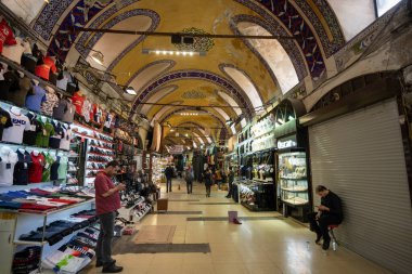 İstanbul / Türkiye - 02 Mayıs 2019: Grand Bazaar 'ın içinde kubbeli çatıları olan dükkanlar ve koridorlar var. Çok fazla insan yokken, tüccarlar cep telefonu çalıyordu..