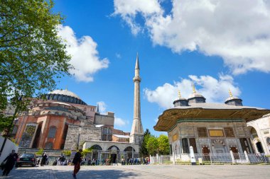 İstanbul / Türkiye - 02 Mayıs 2019: Topkapı Sarayı ile Ayasofya veya Sainte-Sophie, mavi gökyüzü gününde, yaz boyunca birçok turist.