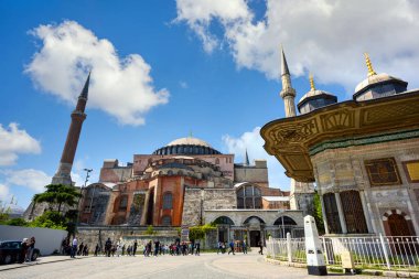 İstanbul / Türkiye - 02 Mayıs 2019: Ayasofya veya Sainte-Sophie eski bir Hıristiyan kilisesi. Doğu Ortodoks Kilisesi daha sonra bir camiye dönüştü. Yaz boyunca bir sürü turnuva var.