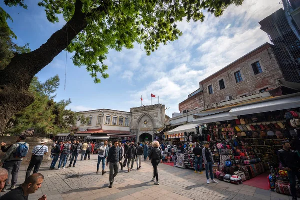 İstanbul / Türkiye - 02 Mayıs 2019: İstanbul 'daki Grand Bazaar pazarının önünde çok sayıda dükkan ve insan var Ortam hareketli ve kaotik.