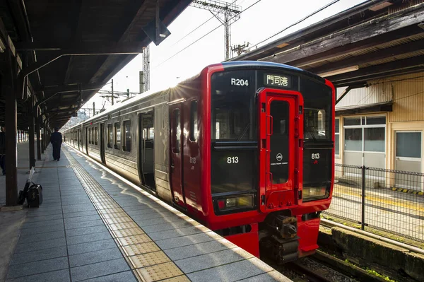 Oita Japan 2018年10月20日 九州红线列车停靠在Jr Yufuin车站 下午仍没有人在列车上 有一个车站的工作人员来检查它 — 图库照片