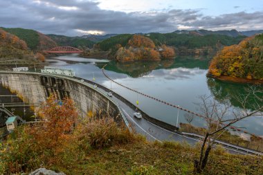 Japonya 'nın Mie ilindeki Shorenji Gölü ve Shorenji Gölü' ndeki Panorama manzarası, sonbaharın erken saatlerinde yukarıdan görülüyor..