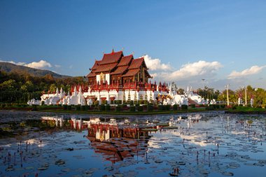 Hor Kham Luang zarif bir Lanna mimarisidir. Akşamüstü mavi gökyüzünde suda yansıma. Tayland 'ın Rajapruek Chiang Mai şehrinde.