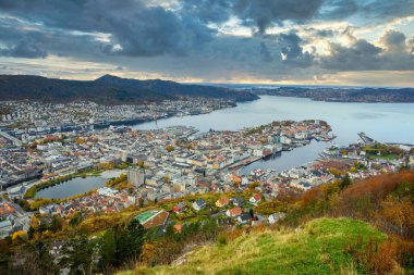 Norveç, Bergen 'in panoramik manzarası Panorama Flyfjellet' in tepesinden, sonbahar sabahı, burası popüler bir turizm merkezi..