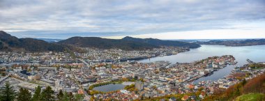 Norveç, Bergen 'in panoramik manzarası Panorama Flyfjellet' in tepesinden, sonbahar sabahı, burası popüler bir turizm merkezi..