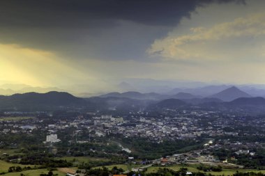 Tayland 'ın Loei Eyaleti manzarası. Phu Bo 'dan çekilen bulutlar ve ışık huzmeleriyle dolu bir dağ..