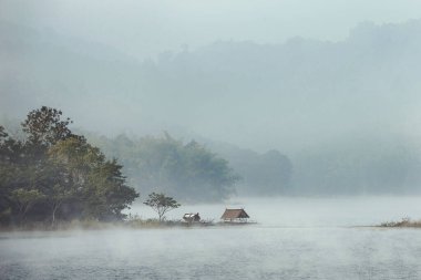 Sabahları vadide ağaçlı küçük bir kulübe. Rezervuar, loei, Tayland 'da çok sisli.