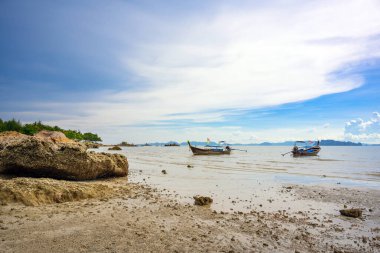 Gündüz vakti Tup Kaek, Krabi, Tayland sahillerinde güzel gökyüzü olan bir turist teknesi kıyıya demir atar..
