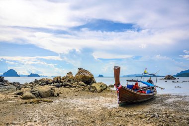 Gündüz vakti deniz kenarında bir turist teknesi park edilir. Tayland 'ın Krabi şehrinde güzel bir gökyüzü vardır.