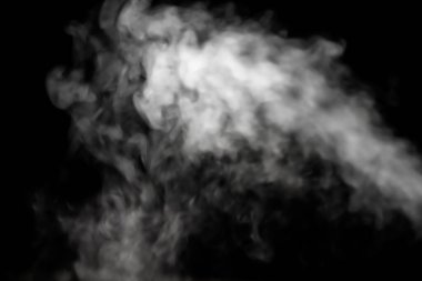 Karanlıkta beyaz duman parlıyor, buhar serbest şekiller oluşturmak için fışkırıyor, siyah arkaplanda güzel soyut soyutlama, arka plan için kullanılıyor.. 