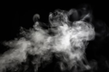 Karanlıkta beyaz duman parlıyor, buhar serbest şekiller oluşturmak için fışkırıyor, siyah arkaplanda güzel soyut soyutlama, arka plan için kullanılıyor.. 