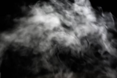 Karanlıkta beyaz duman parlar, zehirli duman serbest şekiller oluşturur, siyah arkaplanda güzel soyutlama, arka plan için kullanılır.. 