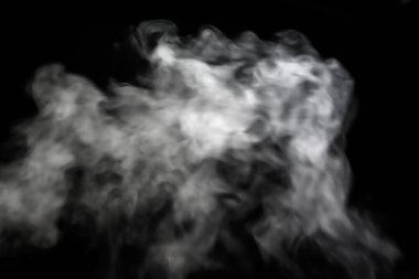 Karanlıkta beyaz duman parlar, zehirli gaz serbest şekiller oluşturur, siyah arkaplanda güzel soyut soyutlama, arka plan için kullanılır..