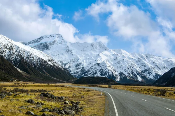 Camino Asfalto Las Montañas Grandes Altas Invierno Hierba Seca Vuelve —  Fotos de Stock