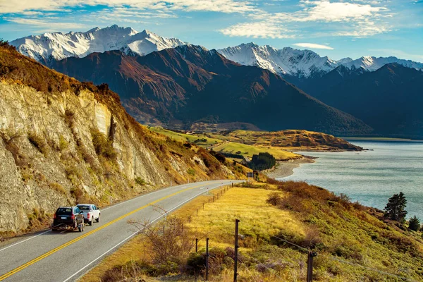 Carros Rodoviários Estão Prestes Descer Com Vista Para Montanha Lago — Fotografia de Stock