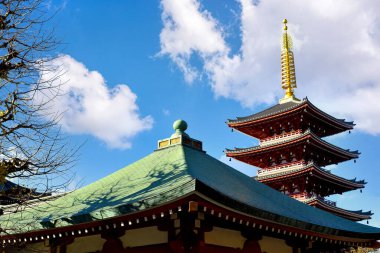 Sensoji Tapınağı 'ndaki Kızıl Pagoda ya da Asakusa Tapınağı, Tokyo' nun Taito bölgesinde bulunan bir Budist tapınağıdır. Tokyo 'daki en eski ve en önemli tapınaklardan biridir..