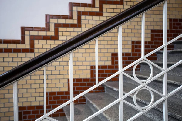 Antiguo edificio histórico con escaleras de lujo y pared de azulejos, hermoso diseño de mármol del edificio antiguo y barandilla blanca —  Fotos de Stock