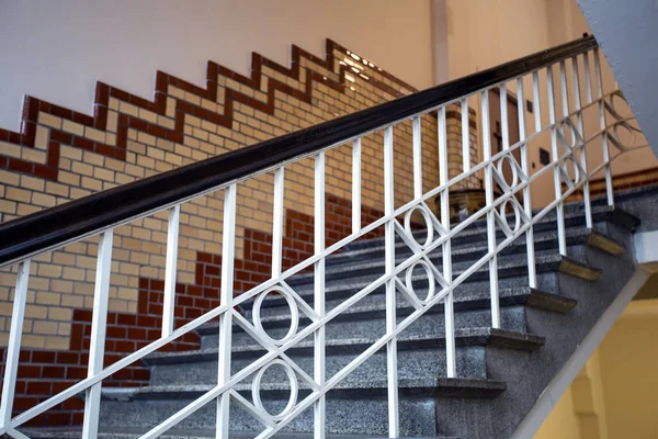 Antiguo edificio histórico con escaleras de lujo y pared de azulejos, hermoso diseño de mármol del edificio antiguo y barandilla blanca —  Fotos de Stock