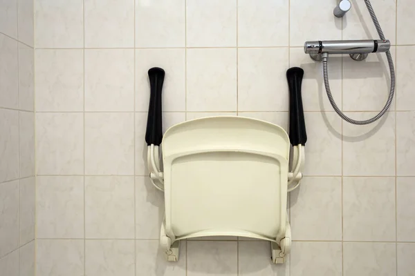 Douche stoelwand gemonteerd voor gehandicapten of ouderen, douche voor gehandicapten of bejaarden — Stockfoto