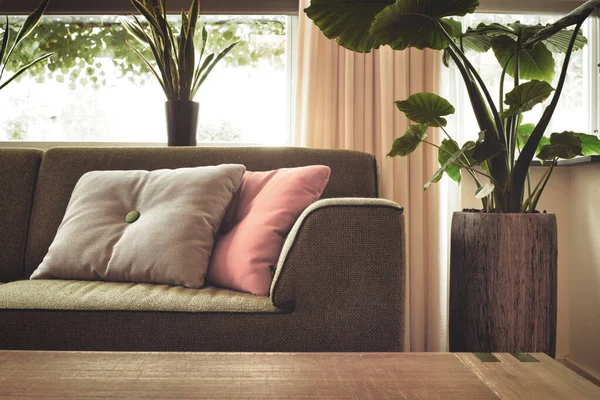 Nowoczesny design salon z bliska stylowa sofa i kolorowe poduszki, modny design z roślin zielony dom w domu retro zbliżenie — Zdjęcie stockowe