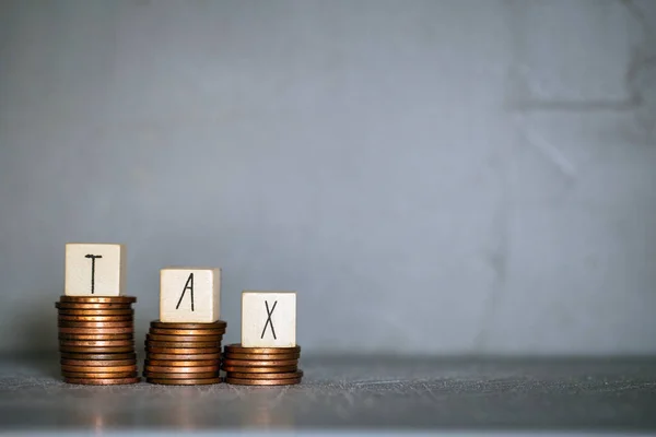 Escaleras con monedas y cubos de madera con la palabra TAX, dinero y fondo Tax Concept con espacio para copiar. — Foto de Stock