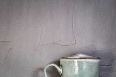 Beyaz köpüklü seramik kupa beton duvar zeminli gri doğal taş tasarımı, kahve ya da çay konsepti, kopyalama alanı