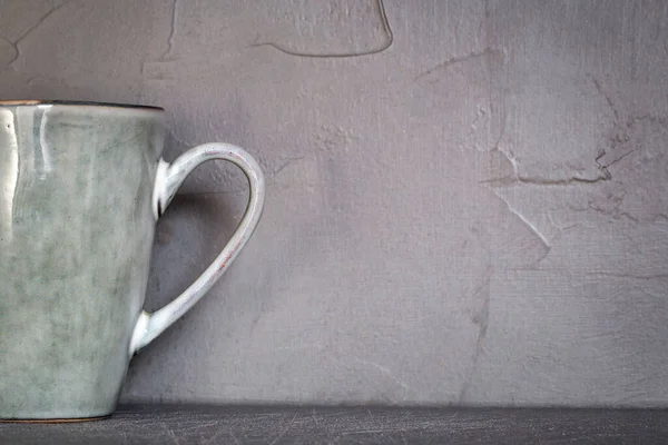 Caneca de cerâmica com espuma branca design de pedra natural cinza com fundo de parede de concreto, café ou chá conceito, espaço de cópia — Fotografia de Stock