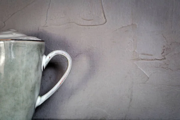 Caneca de cerâmica com espuma branca design de pedra natural cinza com fundo de parede de concreto, café ou chá conceito, espaço de cópia — Fotografia de Stock